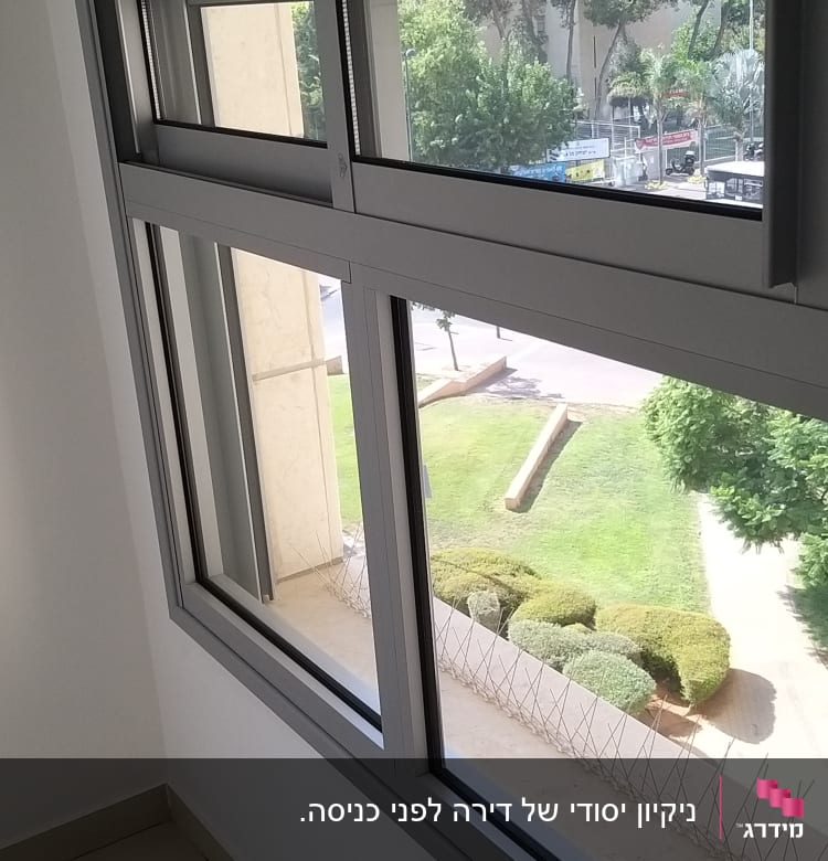חלון נקי עם תריסים סגורים ורצפה נקייה